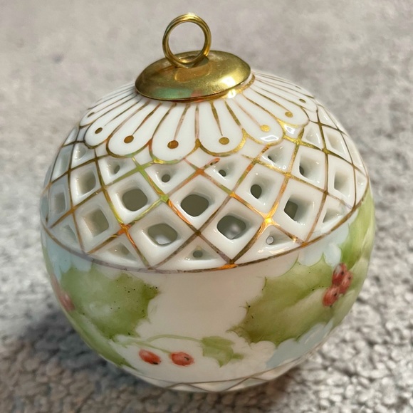 Hand Painted Signed Vintage Ceramic Christmas Ornament Gilded Holly & Berries - Picture 3 of 7